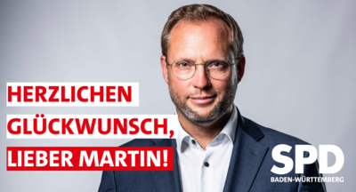 Porträtfoto des neuen Ulmer Oberbürgermeisters Martin Ansbacher. Davor in roter und weißer Schrift: "Herzlichen Glückwunsch, lieber Martin!". Unten rechts in weiß das Logo der SPD Baden-Württemberg.